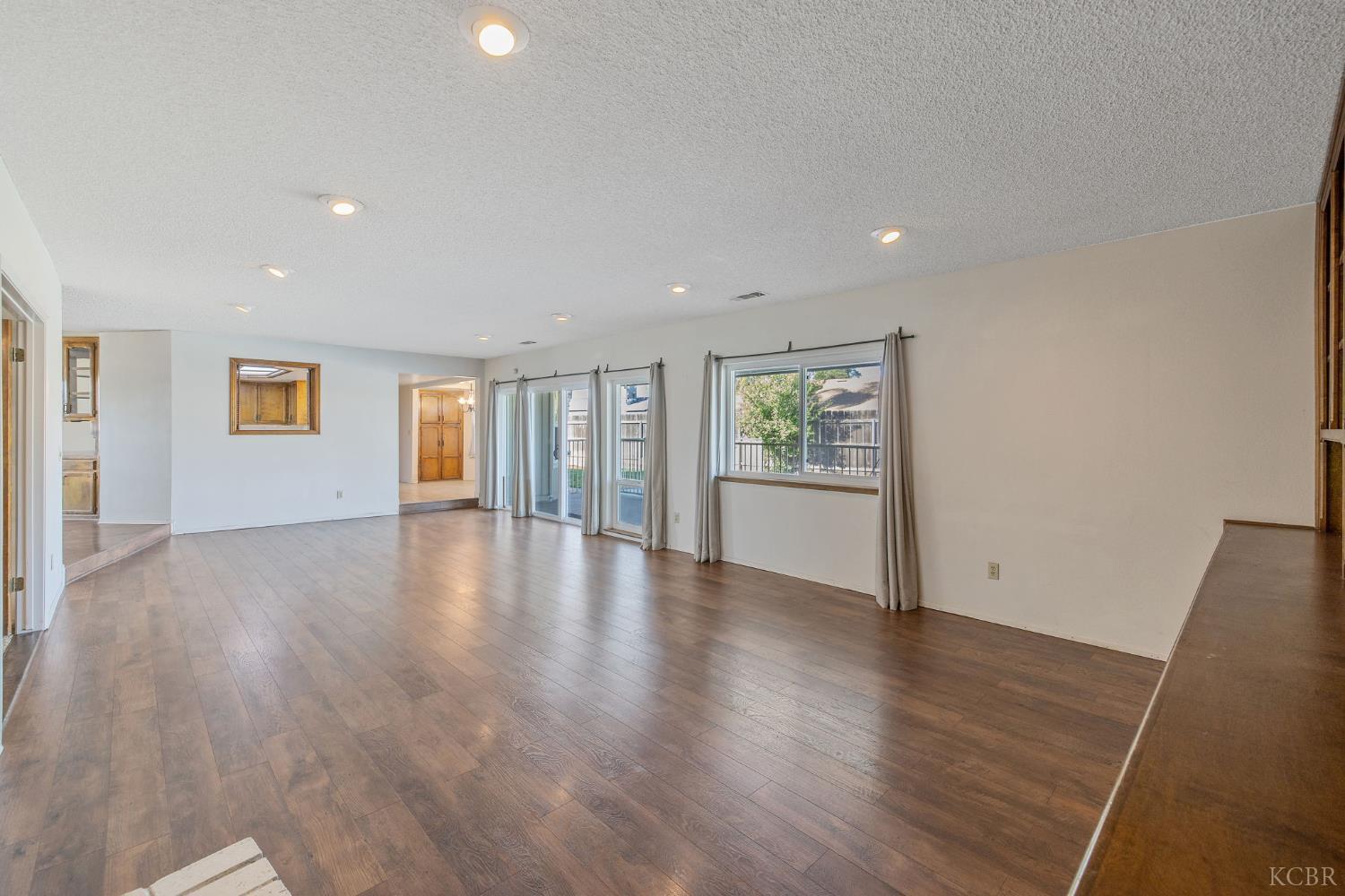 557 Beechwood Cir, Lemoore, CA 93245