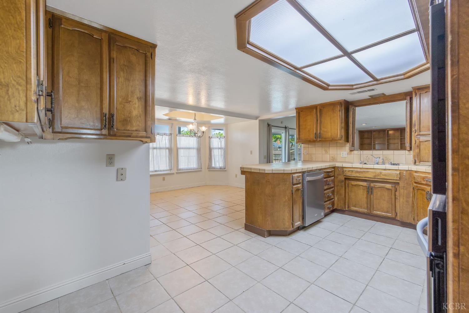 557 Beechwood Cir, Lemoore, CA 93245