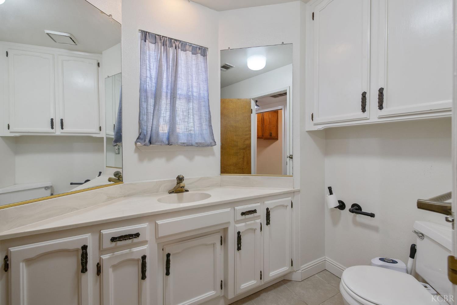 557 Beechwood Cir, Lemoore, CA 93245