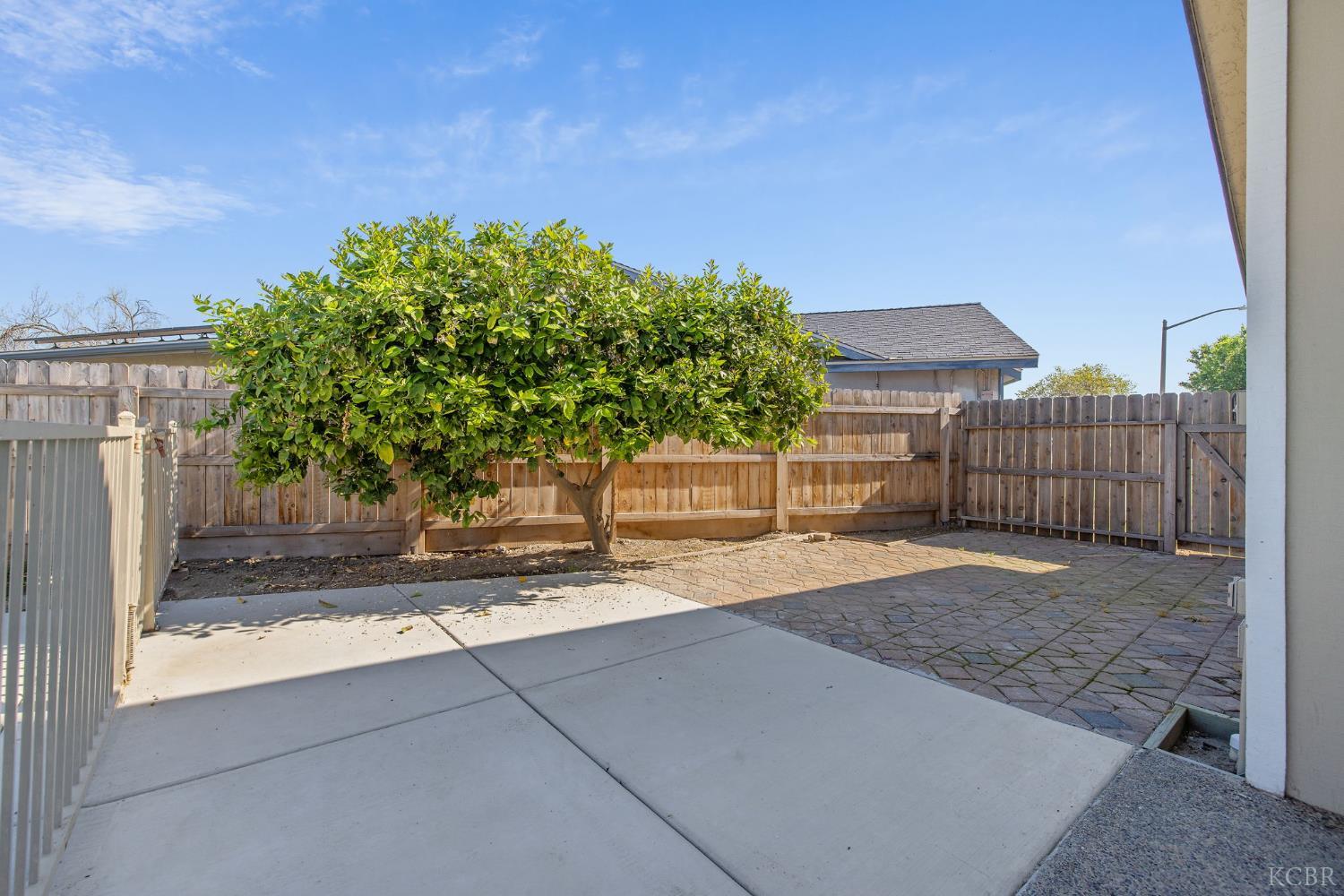 557 Beechwood Cir, Lemoore, CA 93245
