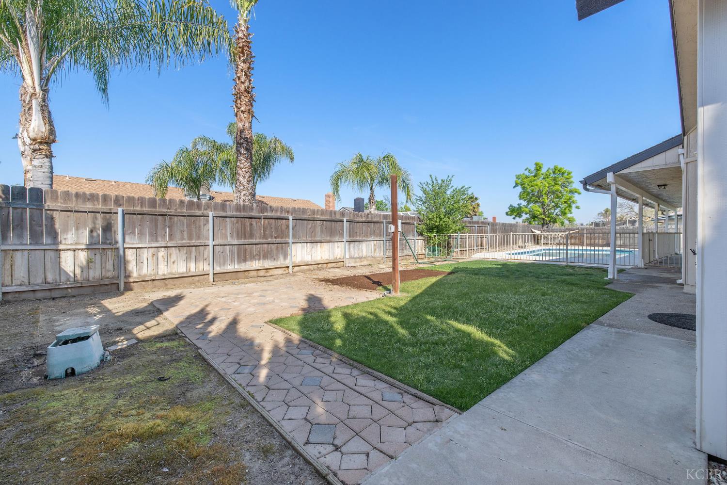 557 Beechwood Cir, Lemoore, CA 93245