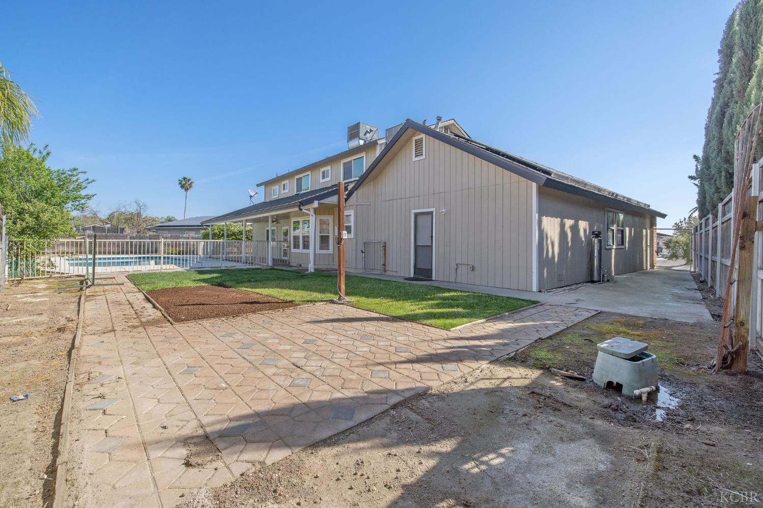 557 Beechwood Cir, Lemoore, CA 93245