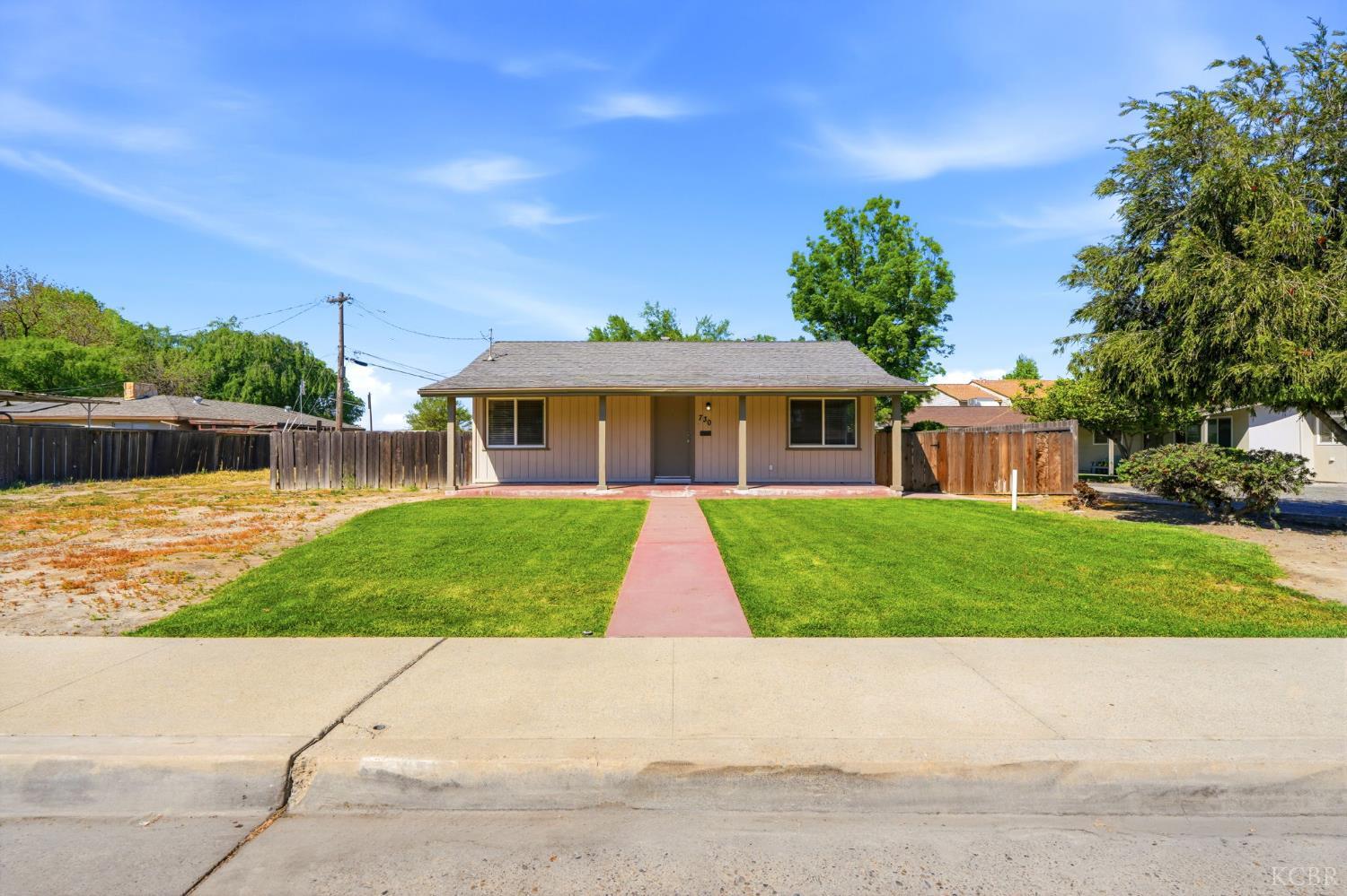 730 W D St, Lemoore, CA 93245