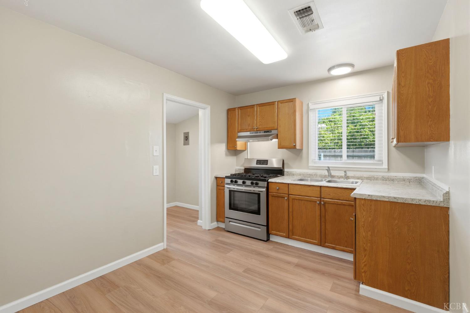 730 W D St, Lemoore, CA 93245