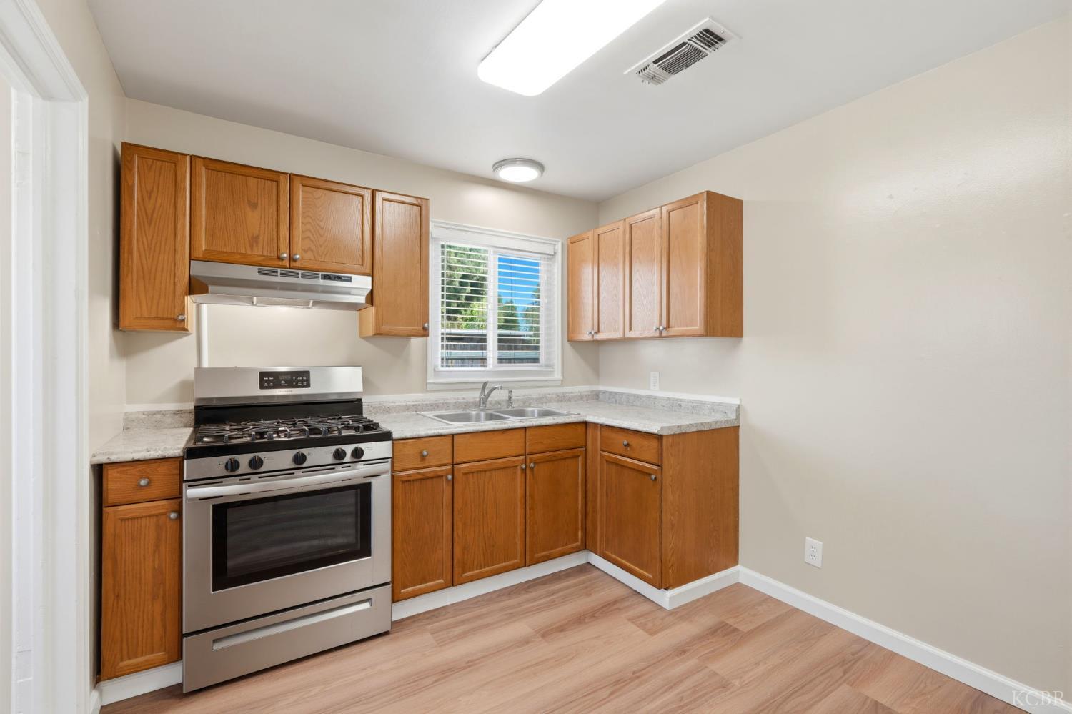 730 W D St, Lemoore, CA 93245