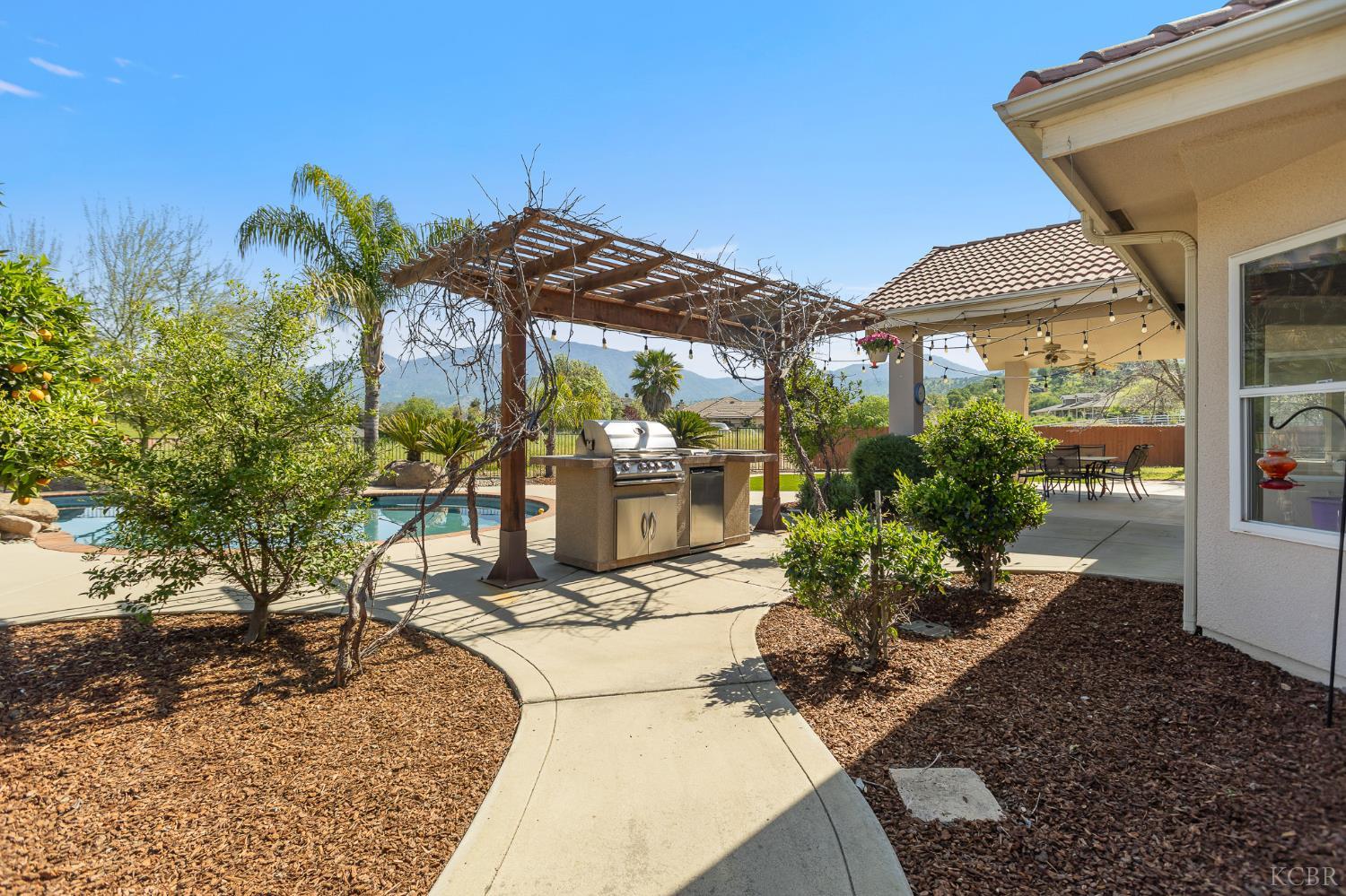 32250 Appaloosa Dr, Lindsay, CA 93265