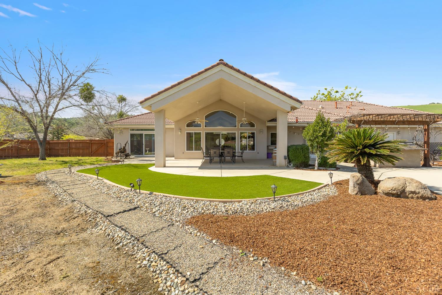 32250 Appaloosa Dr, Lindsay, CA 93265