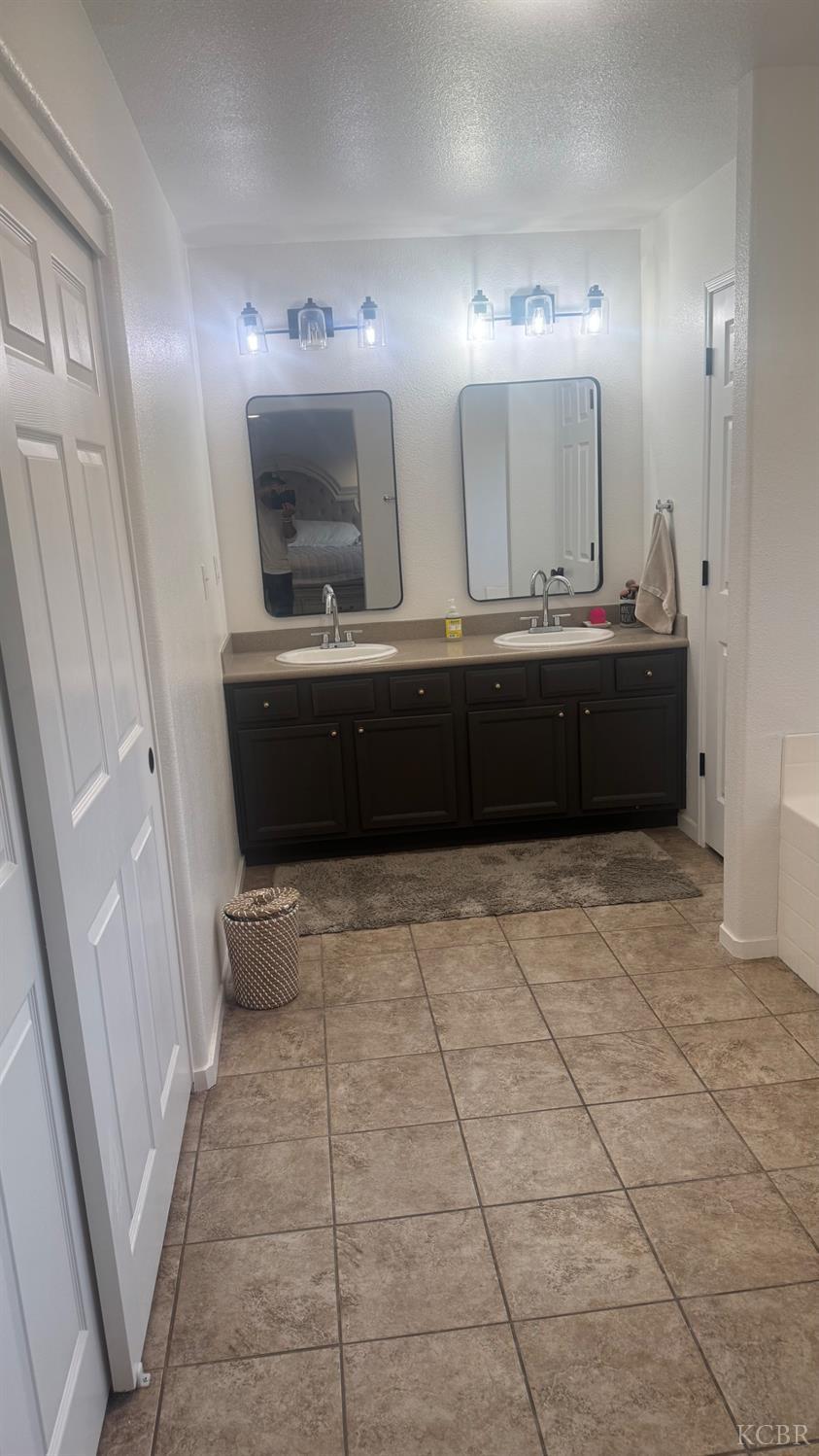 2174 W Picadilly Ln, Hanford, CA 93230