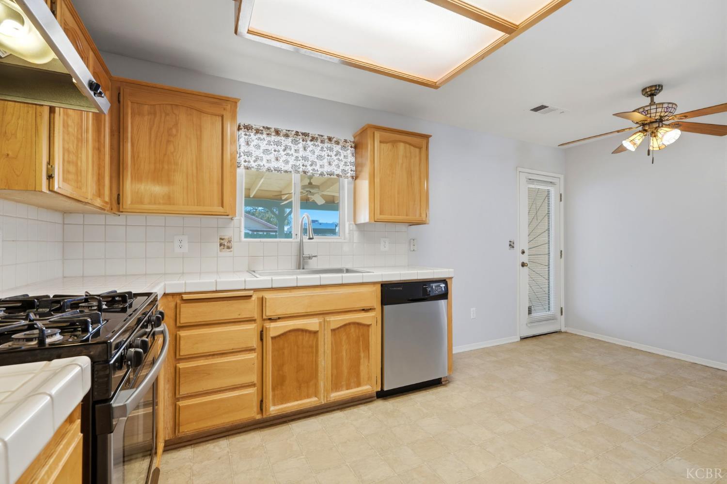 2403 Cherrywood Ct, Hanford, CA 93230