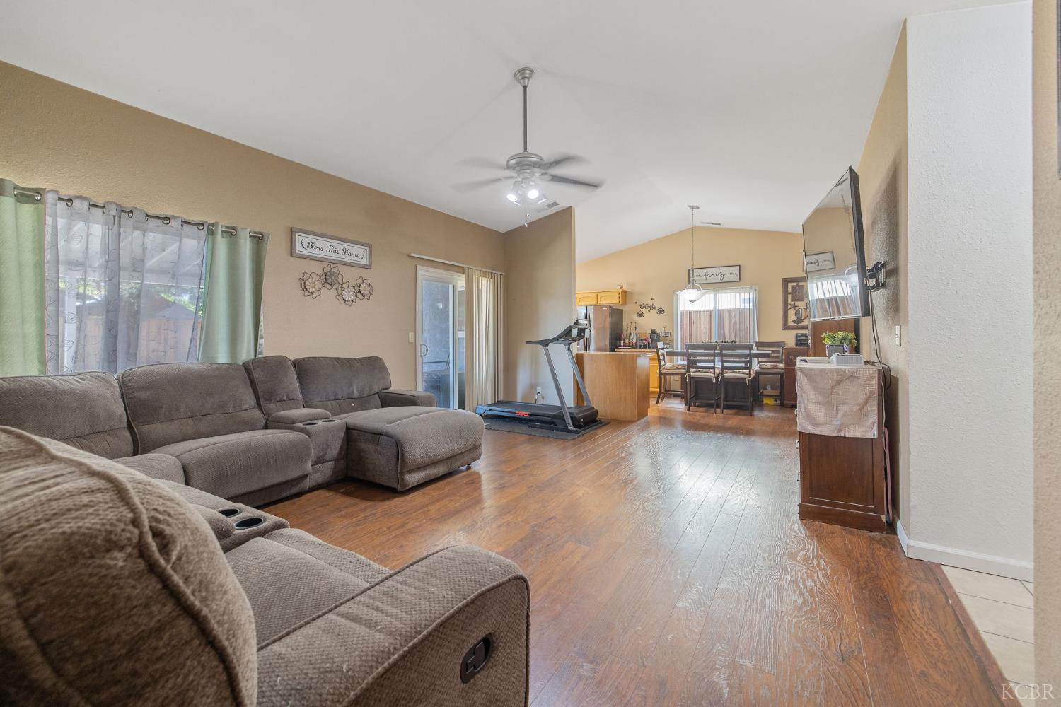 517 Tucker Ave, Sanger, CA 93657