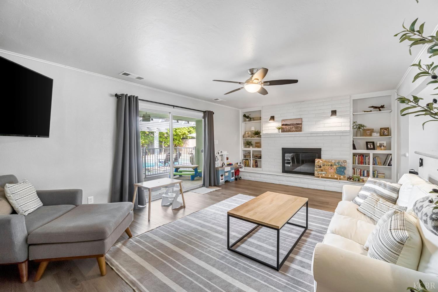 1182 Hansen Ct, Hanford, CA 93230