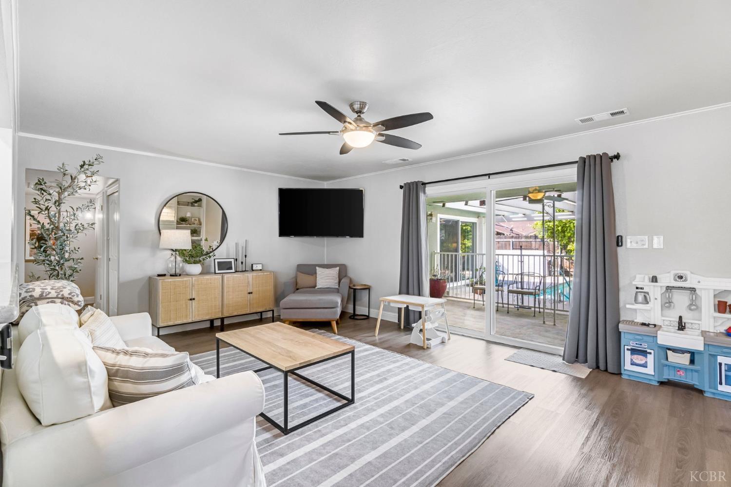 1182 Hansen Ct, Hanford, CA 93230