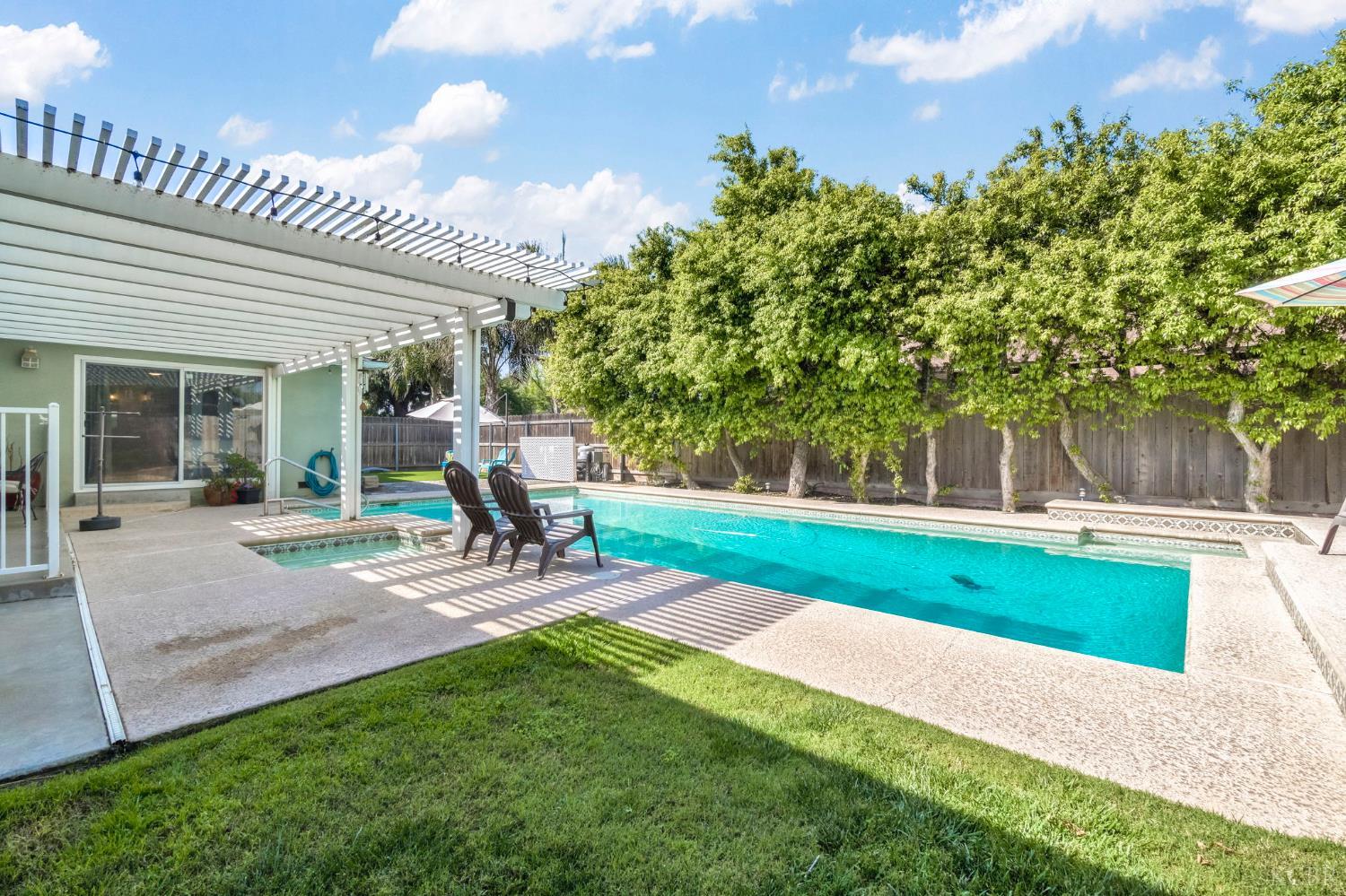 1182 Hansen Ct, Hanford, CA 93230