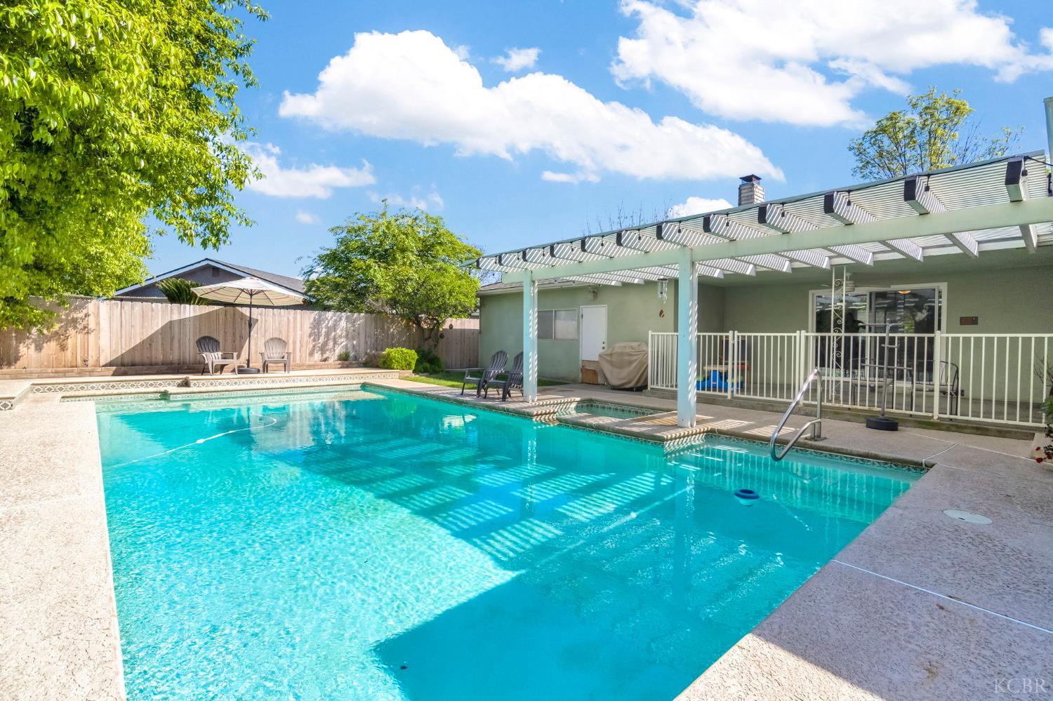 1182 Hansen Ct, Hanford, CA 93230