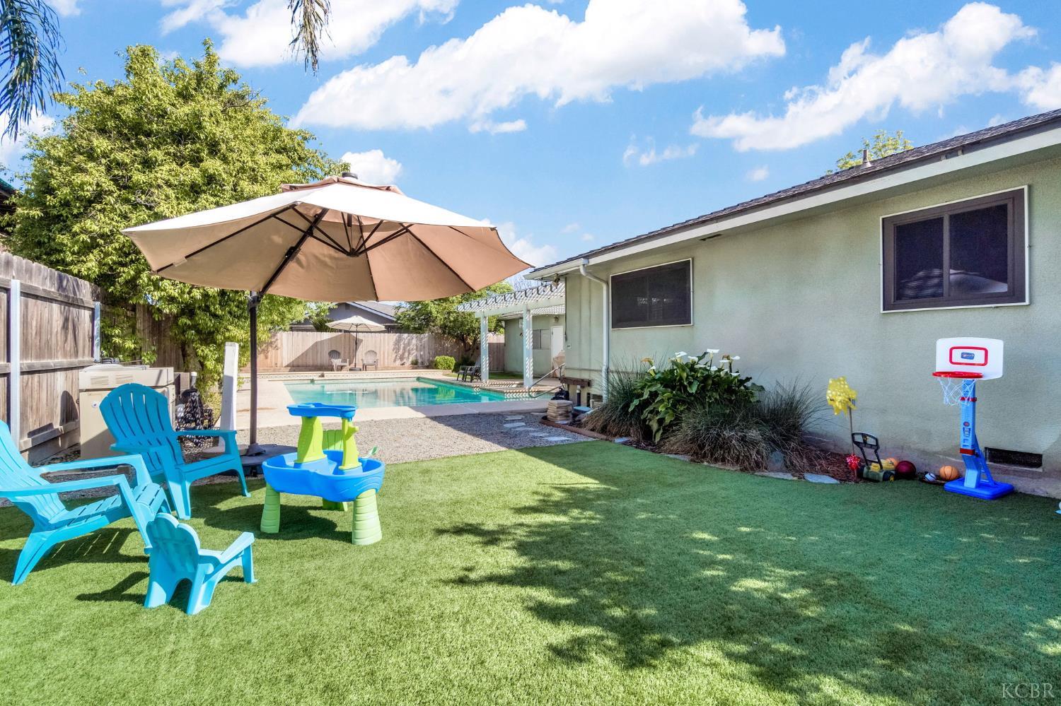 1182 Hansen Ct, Hanford, CA 93230