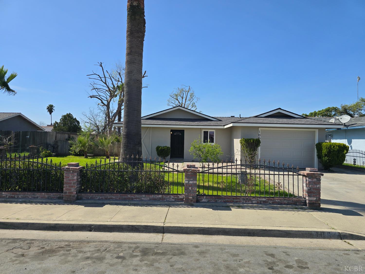 1064 S Anacapa Ave, Hanford, CA 93230