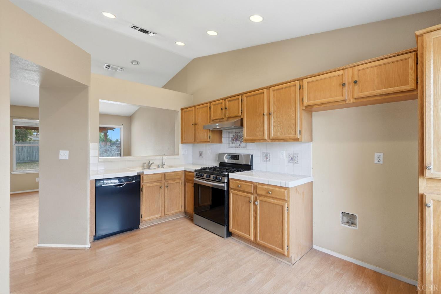 547 Coronado Pl, Hanford, CA 93230