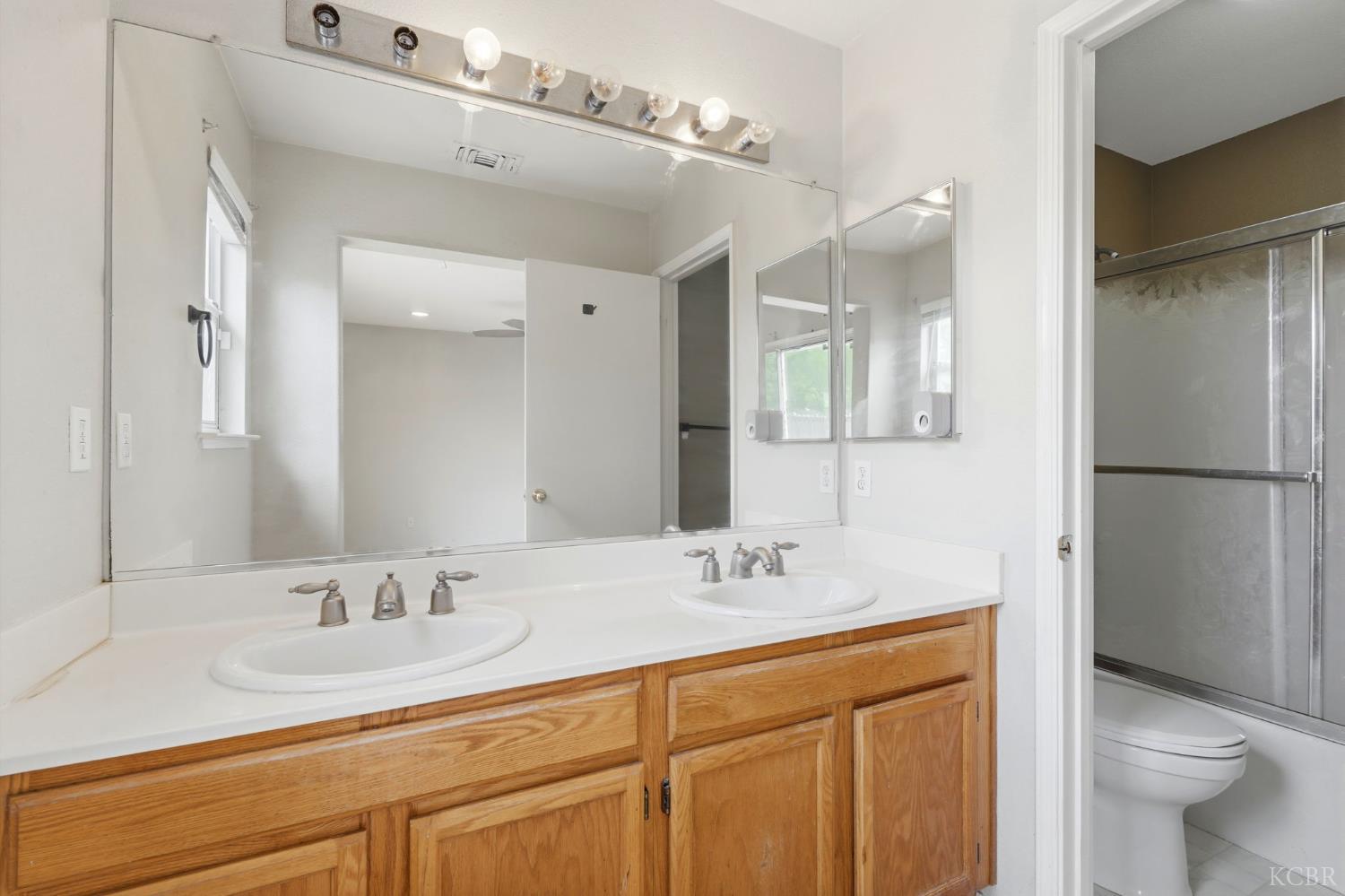 547 Coronado Pl, Hanford, CA 93230