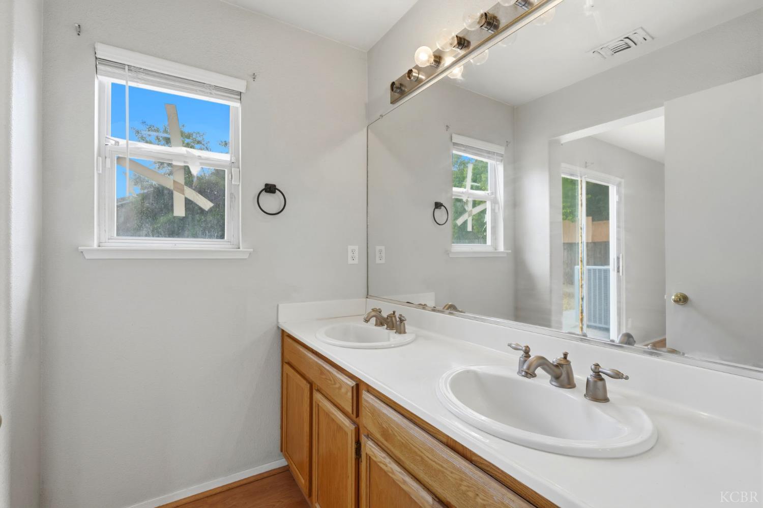 547 Coronado Pl, Hanford, CA 93230