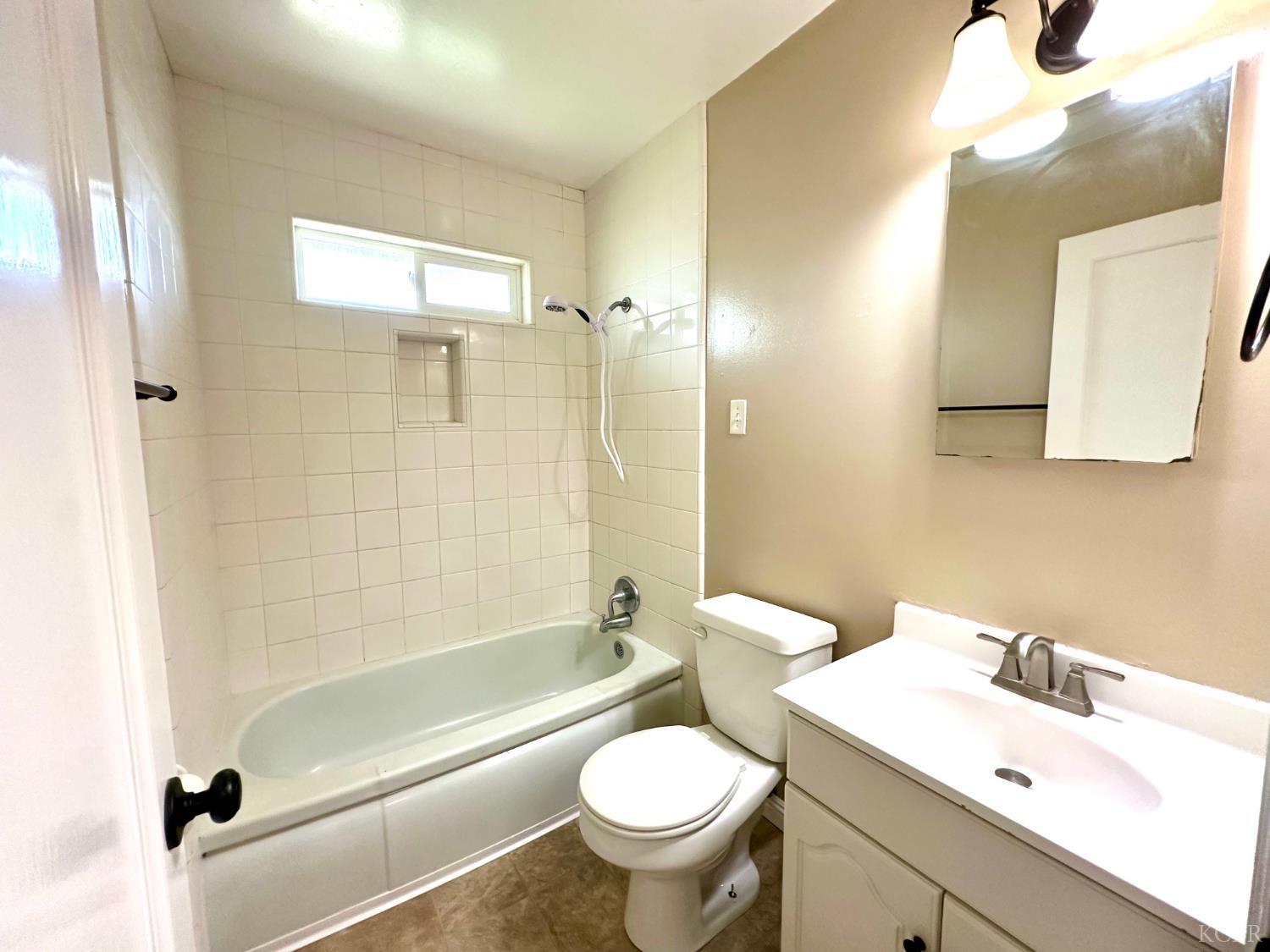 1319 N Richmond Ave, Hanford, CA 93230