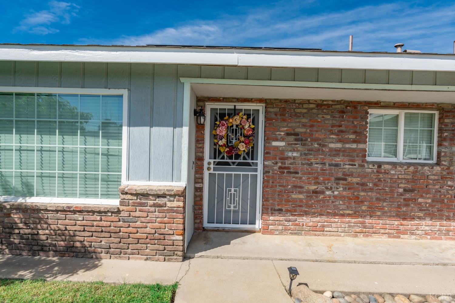 2116 N Woodridge Way, Hanford, CA 93230