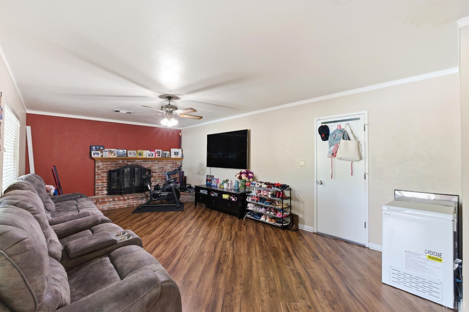 2116 N Woodridge Way, Hanford, CA 93230