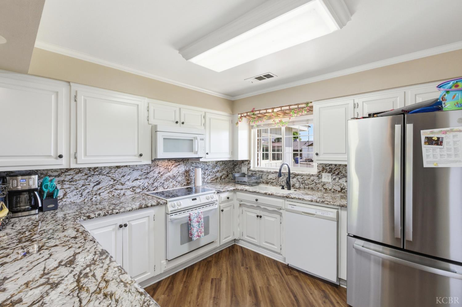 2116 N Woodridge Way, Hanford, CA 93230