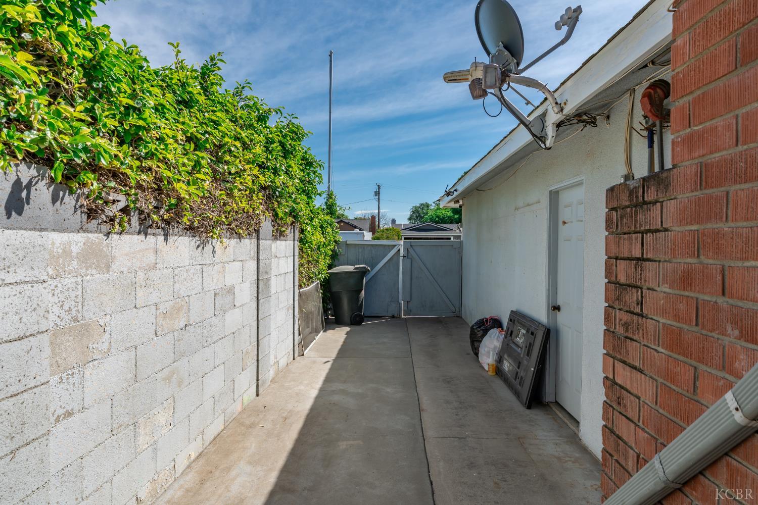 2116 N Woodridge Way, Hanford, CA 93230