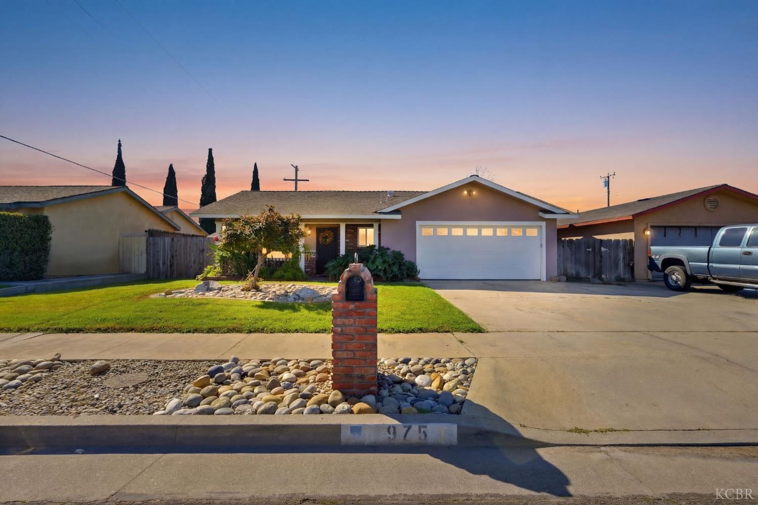 975 Salem Dr, Hanford, CA 93230