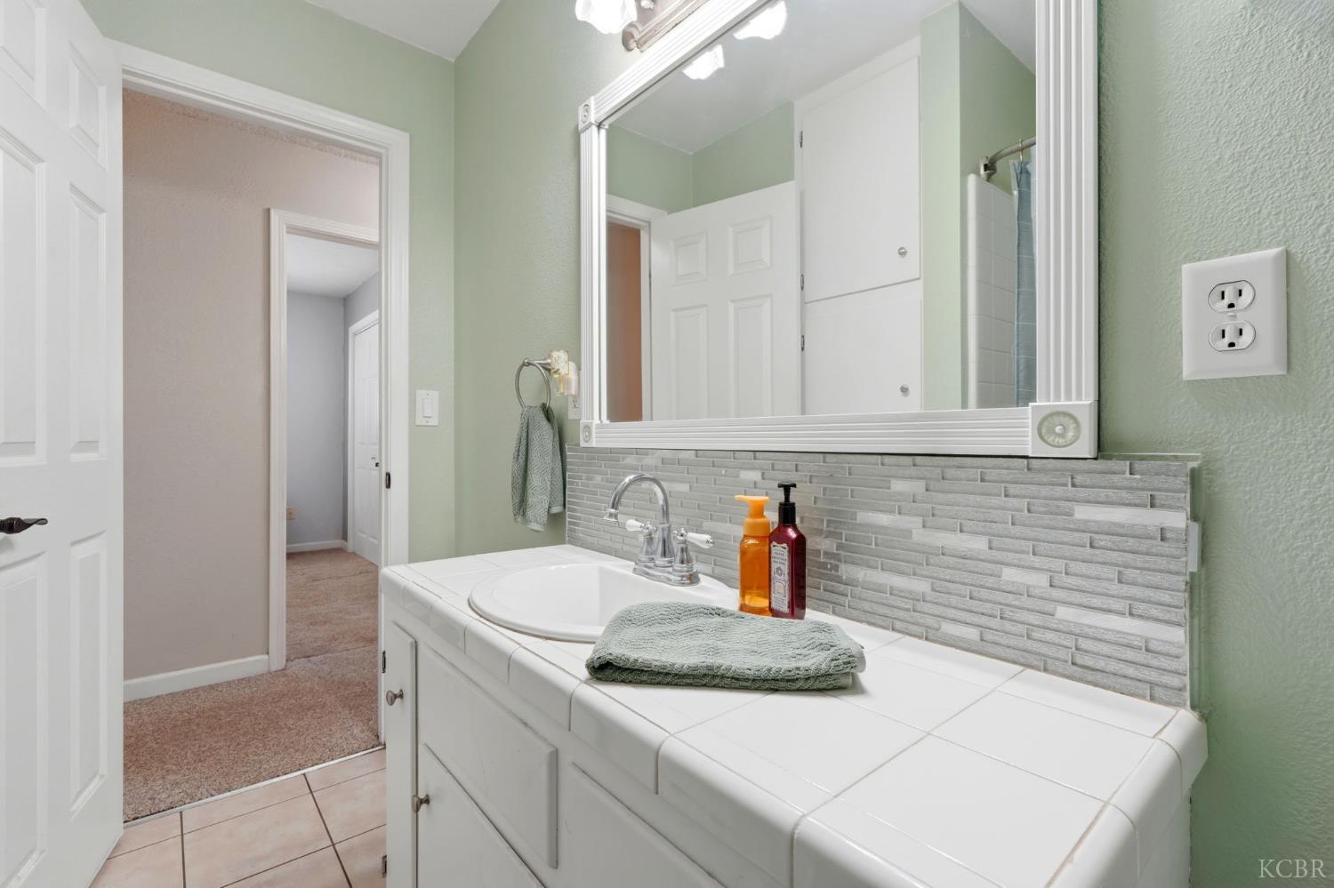 975 Salem Dr, Hanford, CA 93230