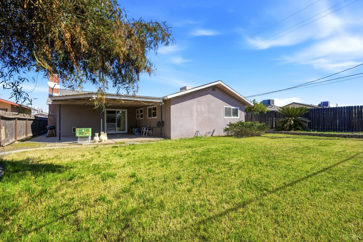 975 Salem Dr, Hanford, CA 93230