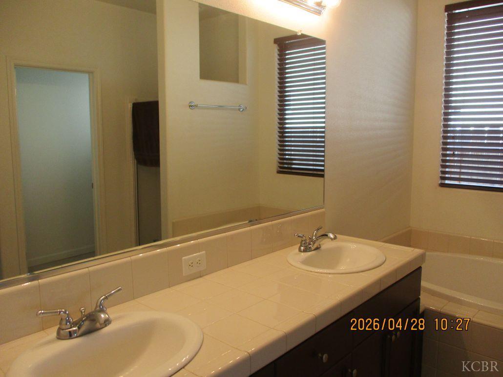 692 Firenze St, Lemoore, CA 93245