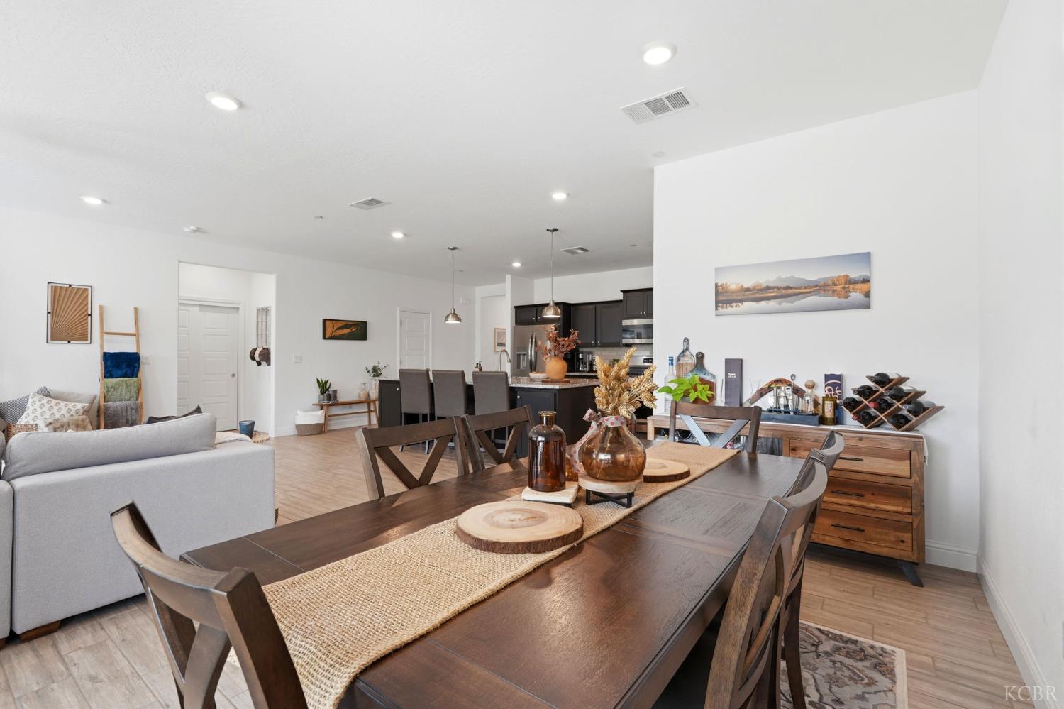 2587 W Heather Ln, Hanford, CA 93230