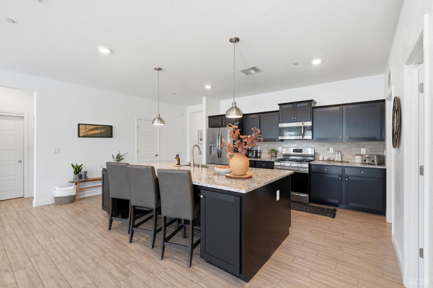 2587 W Heather Ln, Hanford, CA 93230