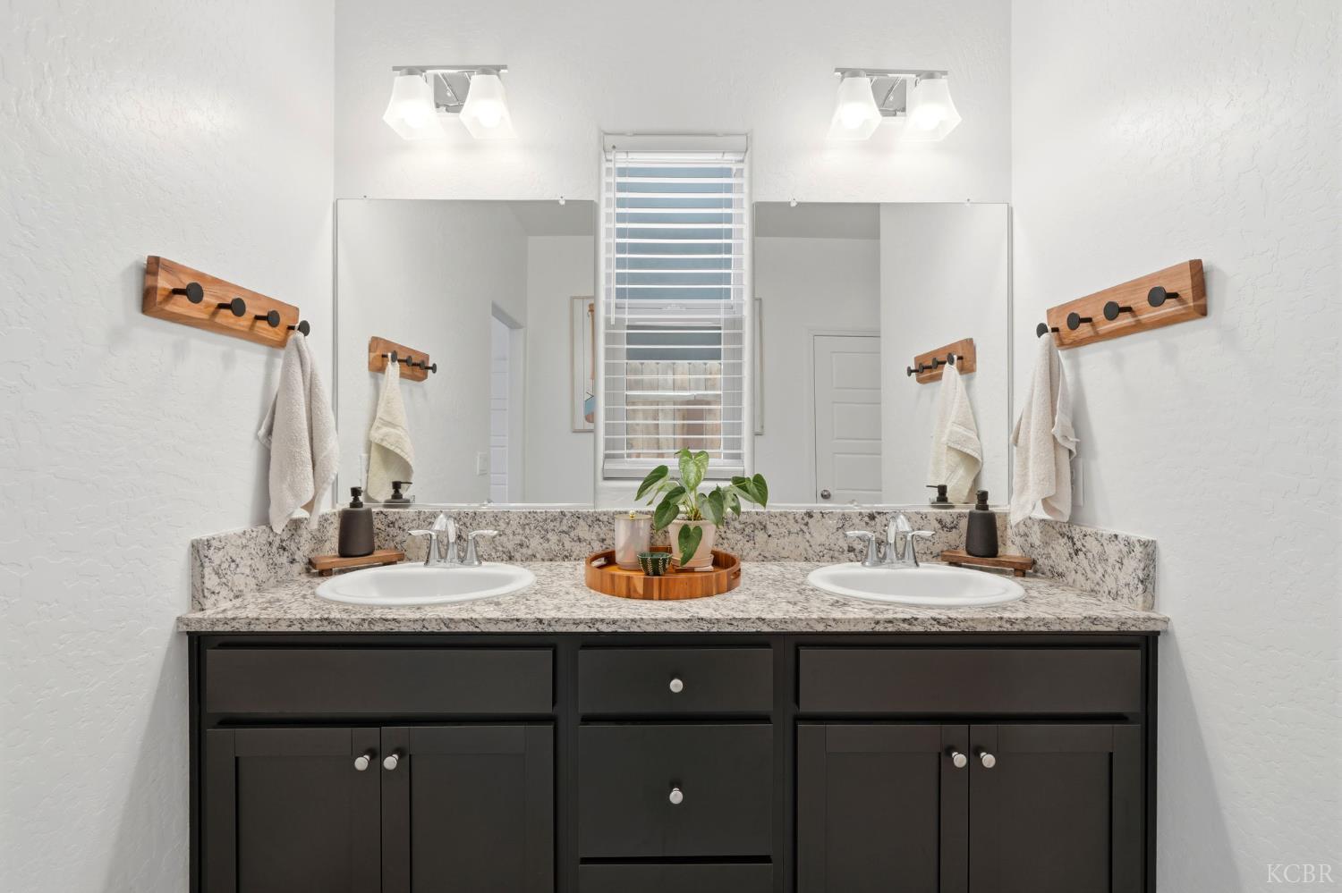 2587 W Heather Ln, Hanford, CA 93230