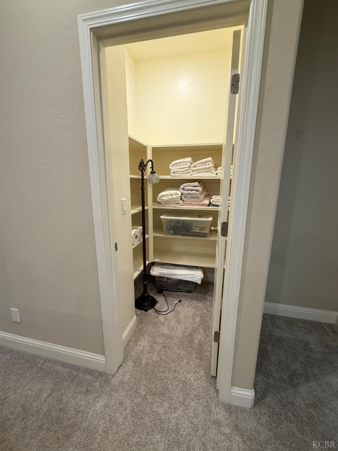 2003 W Hopkins Way, Hanford, CA 93230