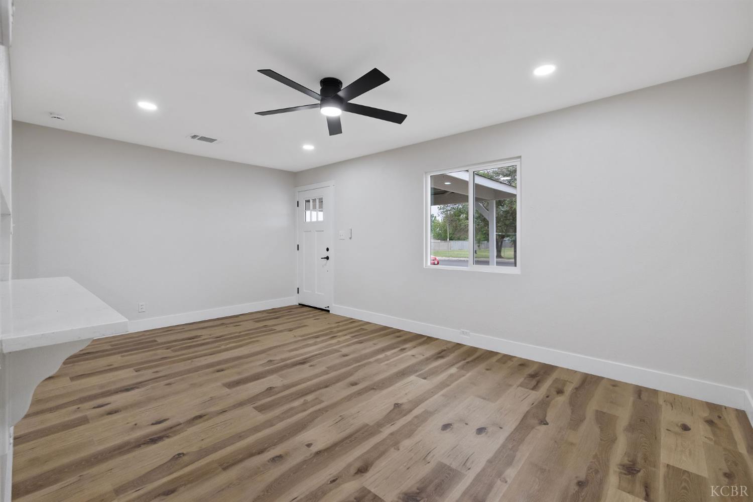 215 Lombardy Ln, Lemoore, CA 93245