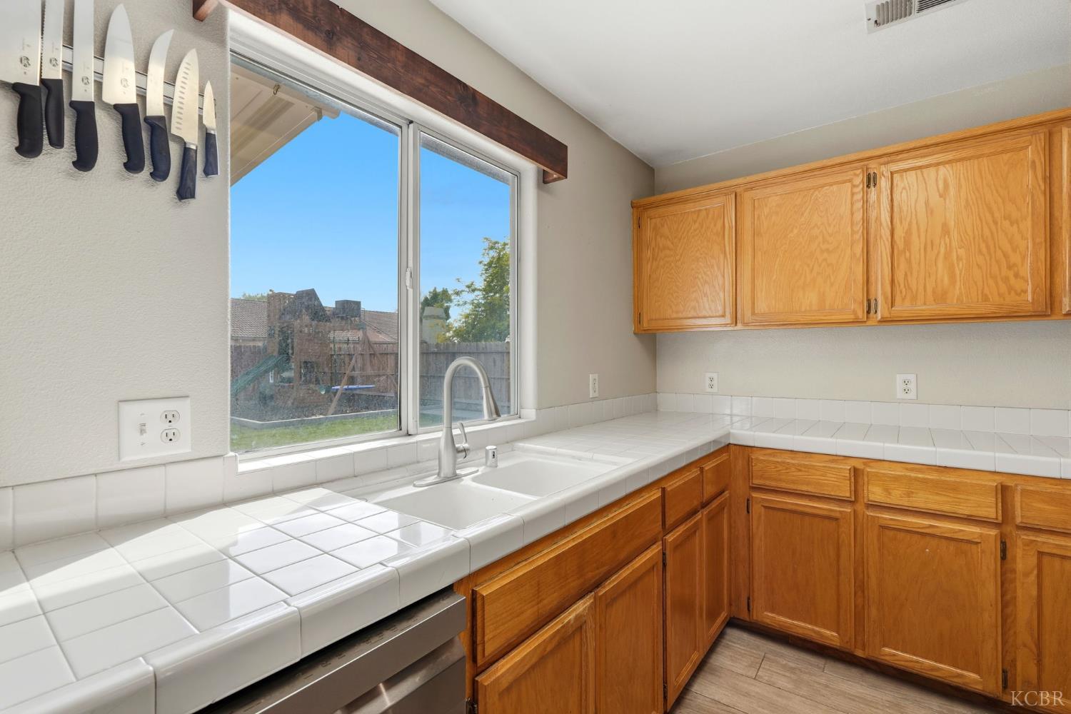 1003 Edison Dr, Hanford, CA 93230