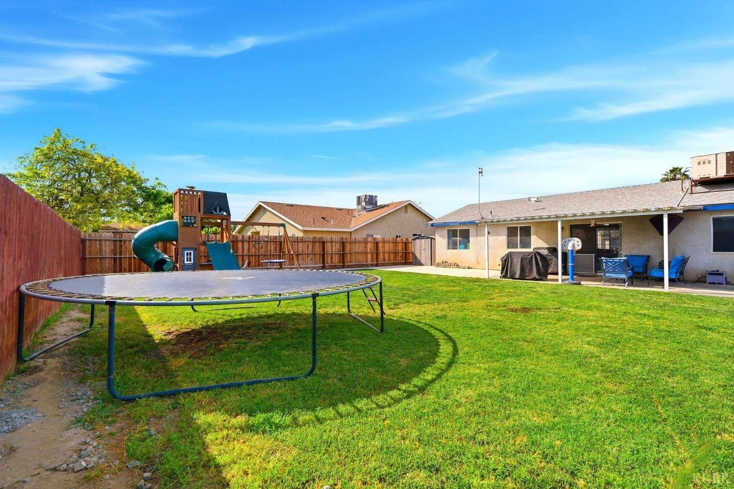 1003 Edison Dr, Hanford, CA 93230