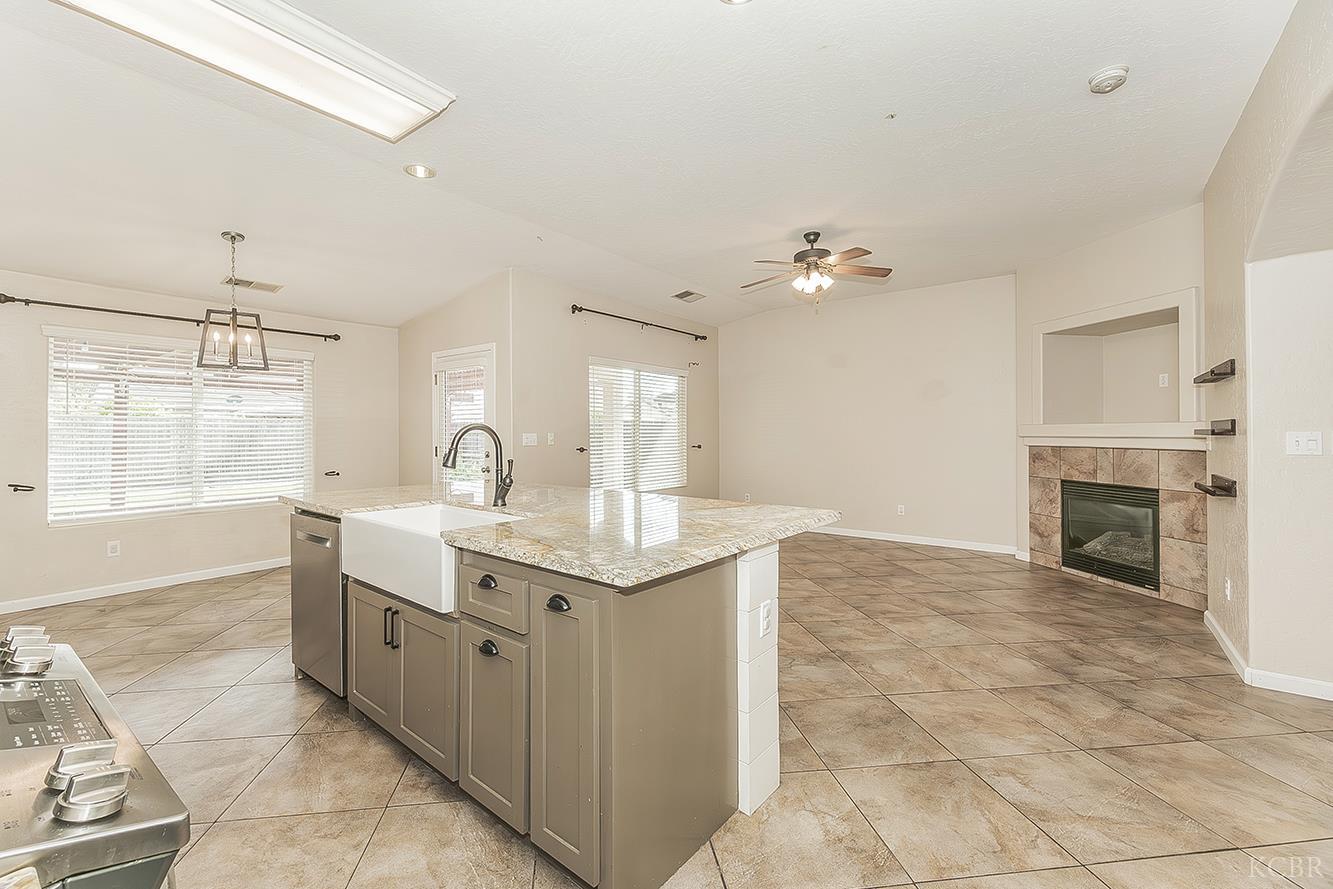 1847 W Heather Ln, Hanford, CA 93230