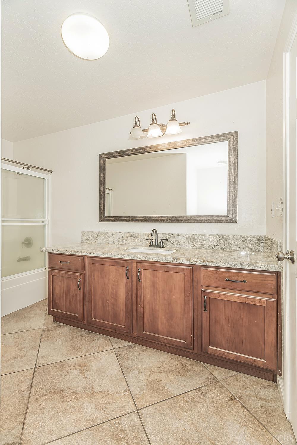 1847 W Heather Ln, Hanford, CA 93230