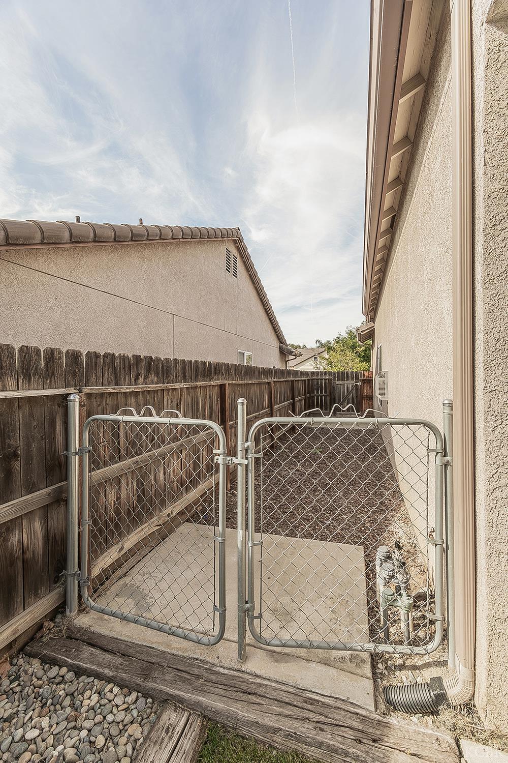 1847 W Heather Ln, Hanford, CA 93230