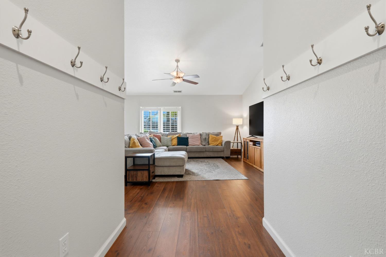 1059 W Ambassador Dr, Hanford, CA 93230