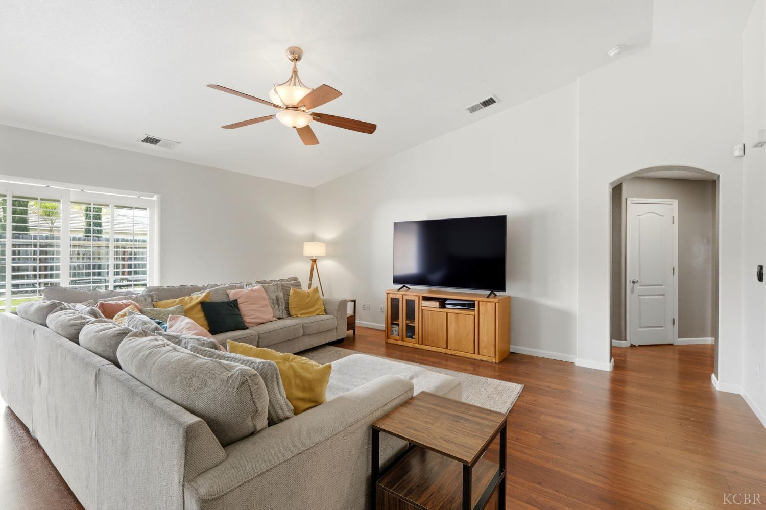 1059 W Ambassador Dr, Hanford, CA 93230