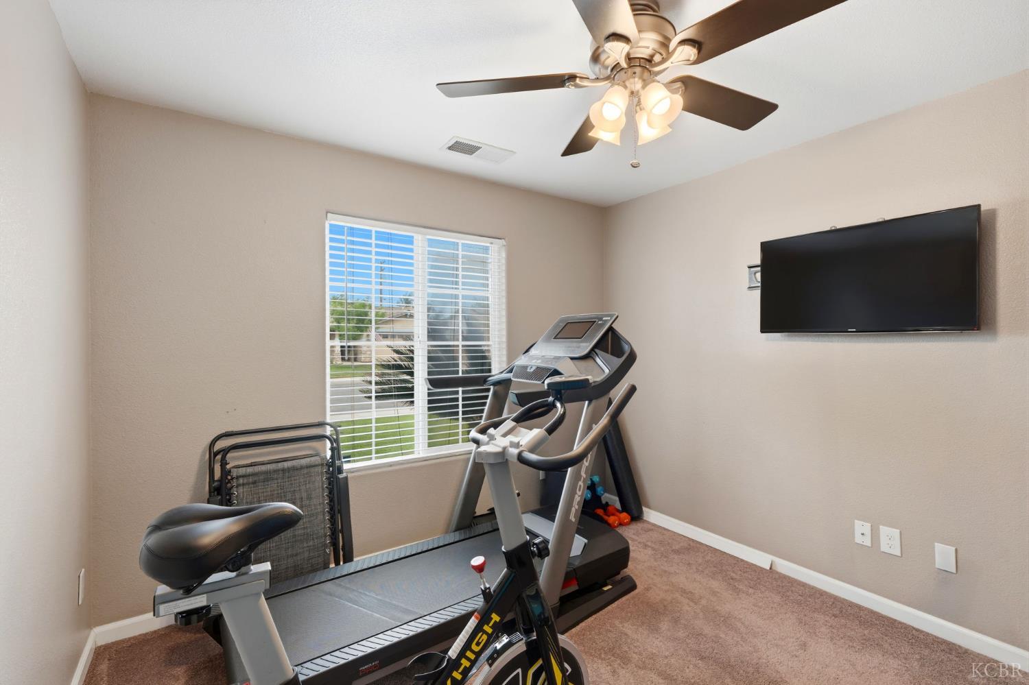 1059 W Ambassador Dr, Hanford, CA 93230