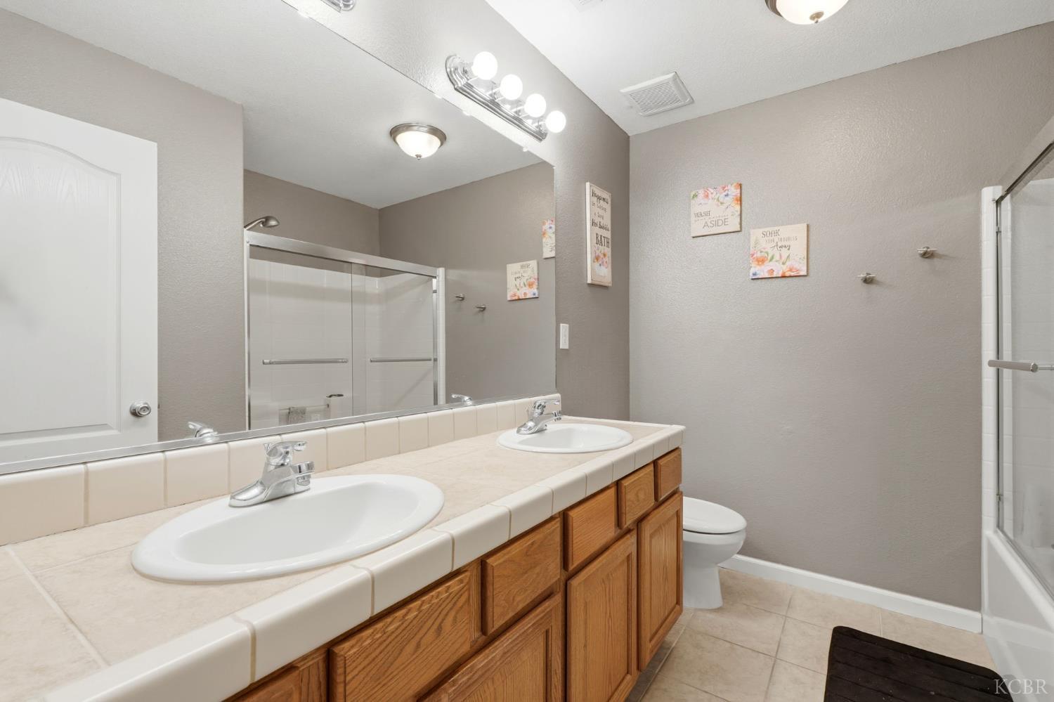 1059 W Ambassador Dr, Hanford, CA 93230