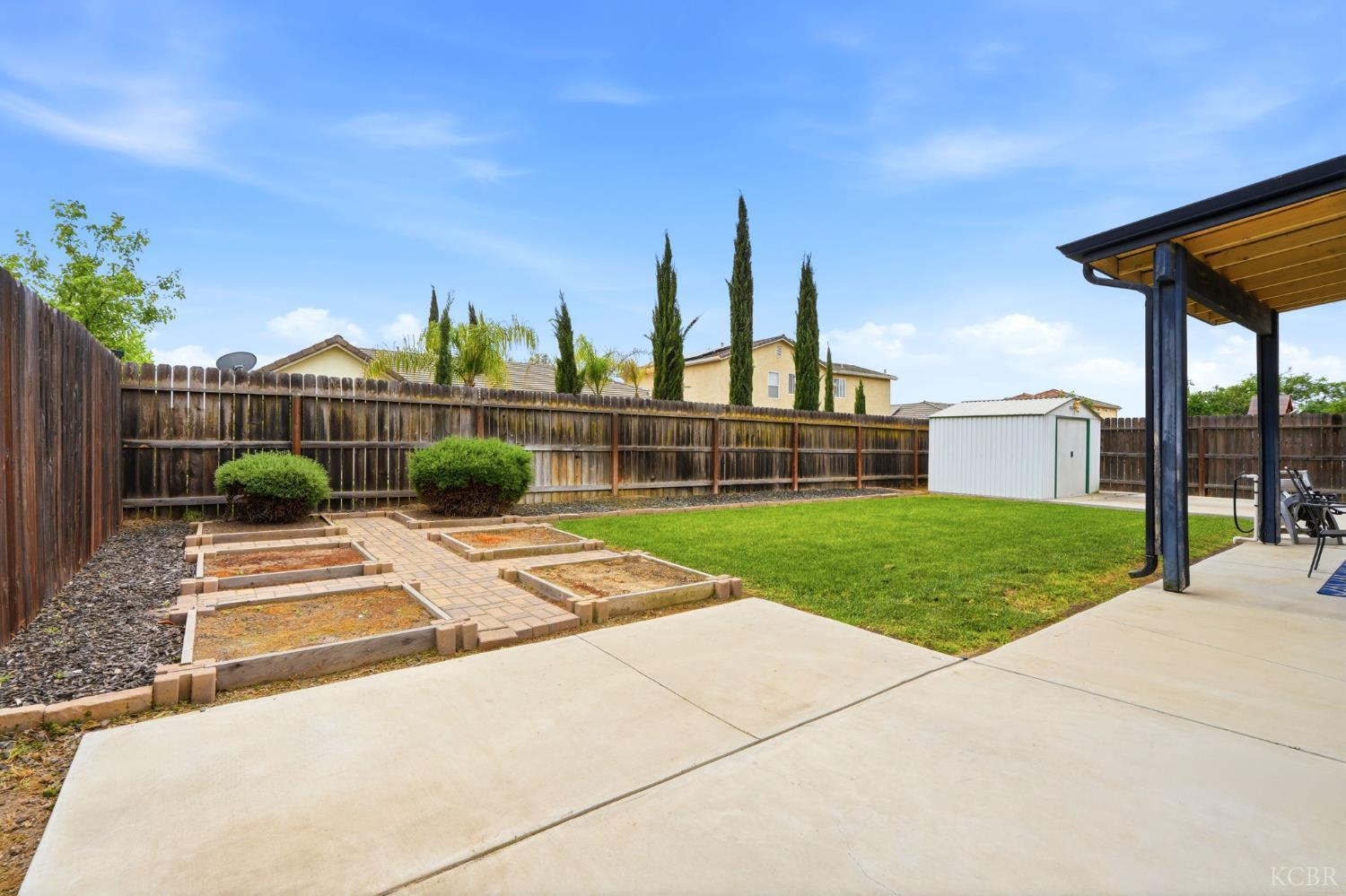 1059 W Ambassador Dr, Hanford, CA 93230