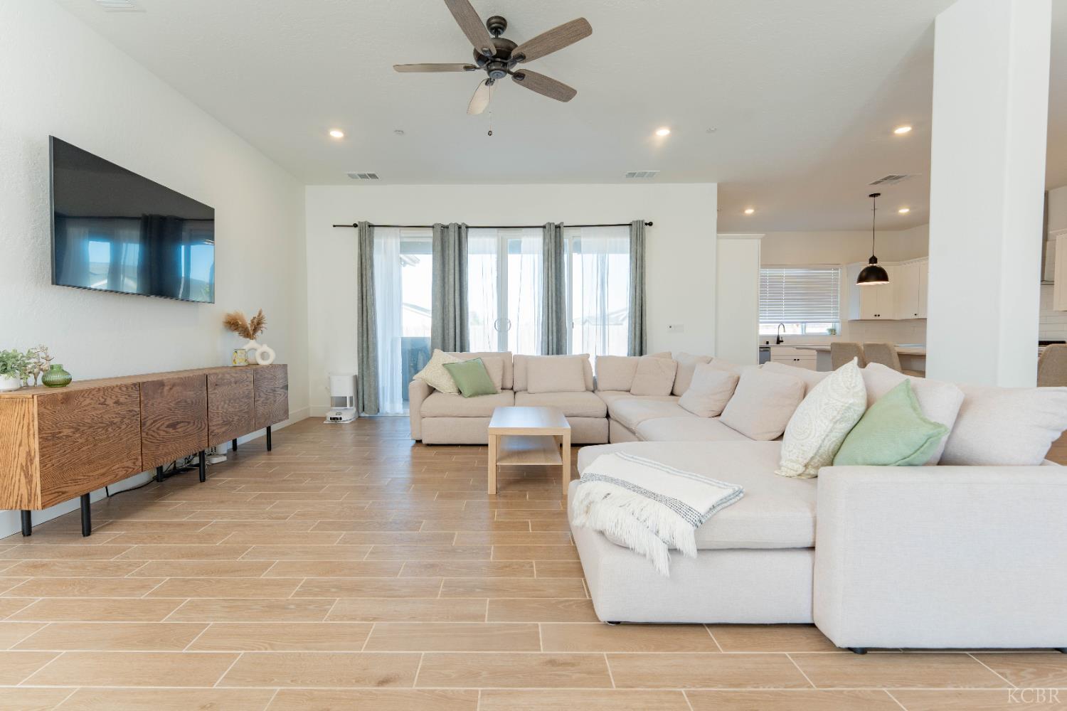 3811 N Santa Fe St, Visalia, CA 93292