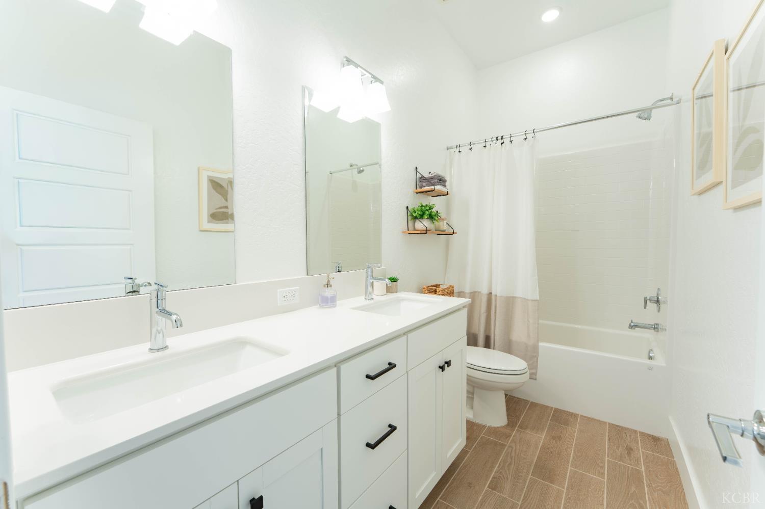 3811 N Santa Fe St, Visalia, CA 93292