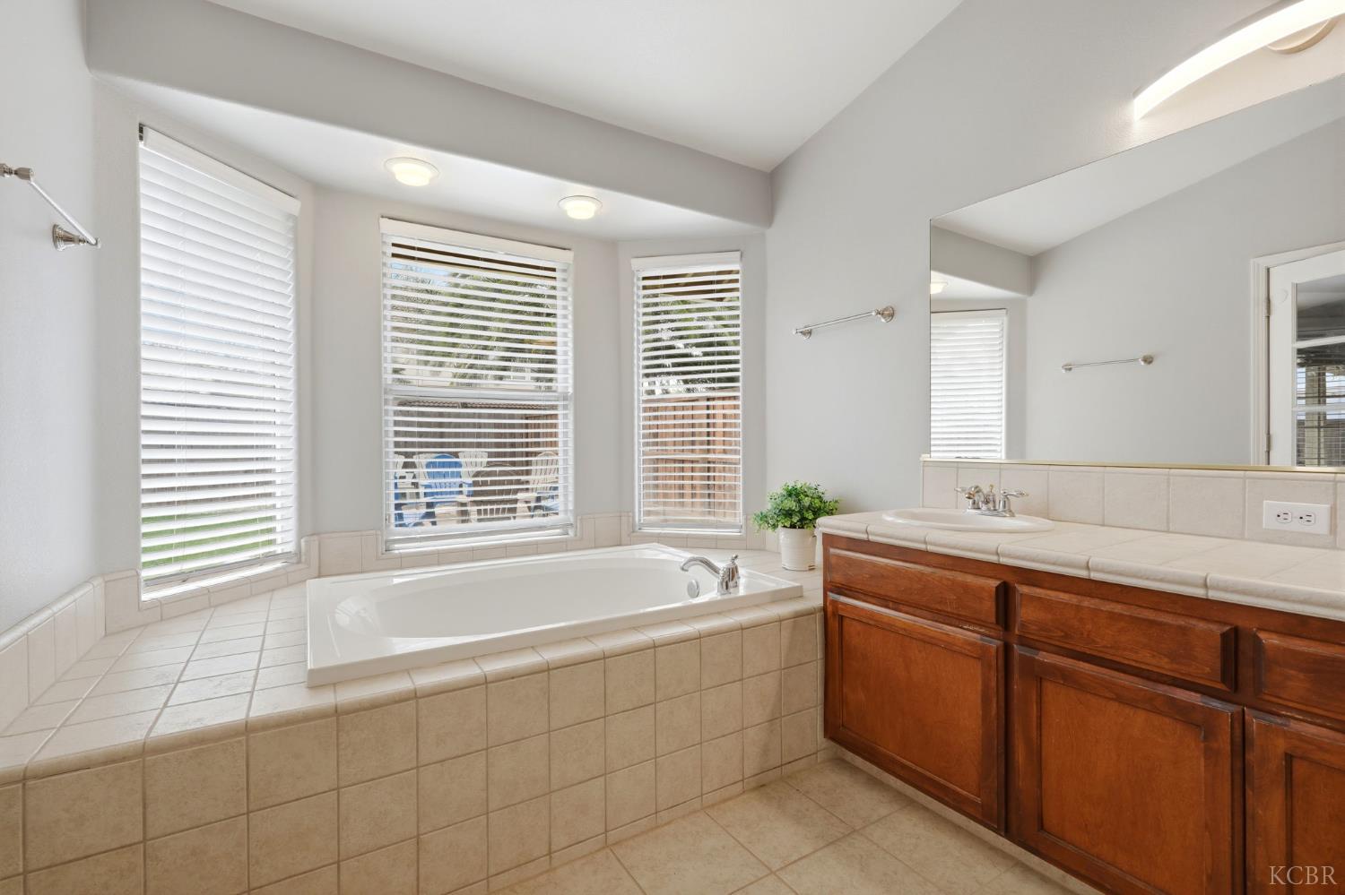 1155 W Julia Way, Hanford, CA 93230